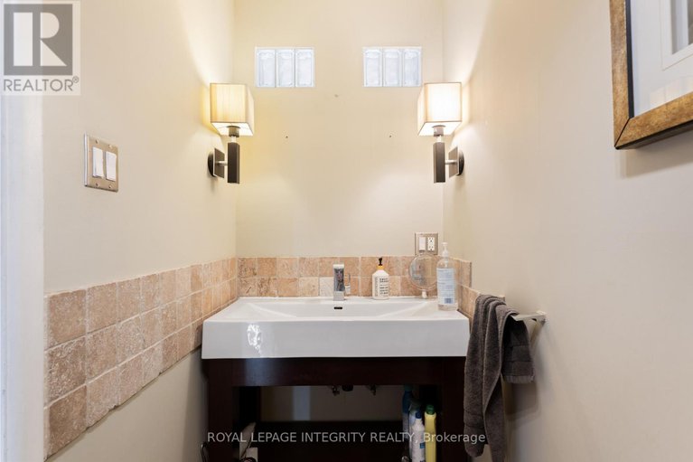 29319592/2061-prince-of-wales-drive/rideau-heightsrideau-river/ottawa/ontario/K2E7A4_12