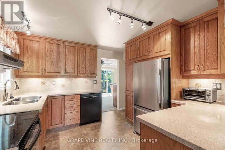 28662604/34-four-seasons-drive/borden-farmstewart-farmcarleton-heightsparkwood-hills/ottawa/ontario/K2E7P8_6