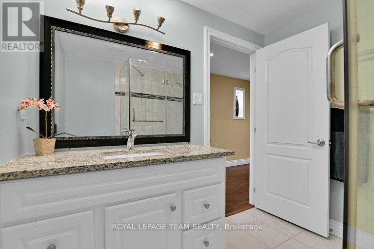 28330795/130-winterhaven-drive/mer-bleuebradley-estatesanderson-park/ottawa/ontario/K1W0H4_28