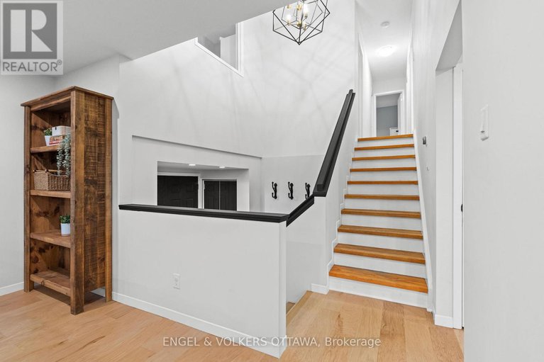 28548966/20-mohawk-crescent/bruce-farmgraham-parkqualicumbellands/ottawa/ontario/K2H7G6_16