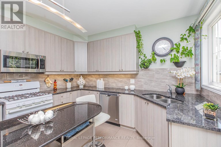 29592529/30-summitview-drive/emerald-meadowstrailwest/ottawa/ontario/K2M2V9_15