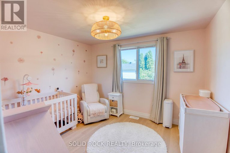 28874945/13-weatherwood-crescent/pineglencountry-place/ottawa/ontario/K2E7C5_18