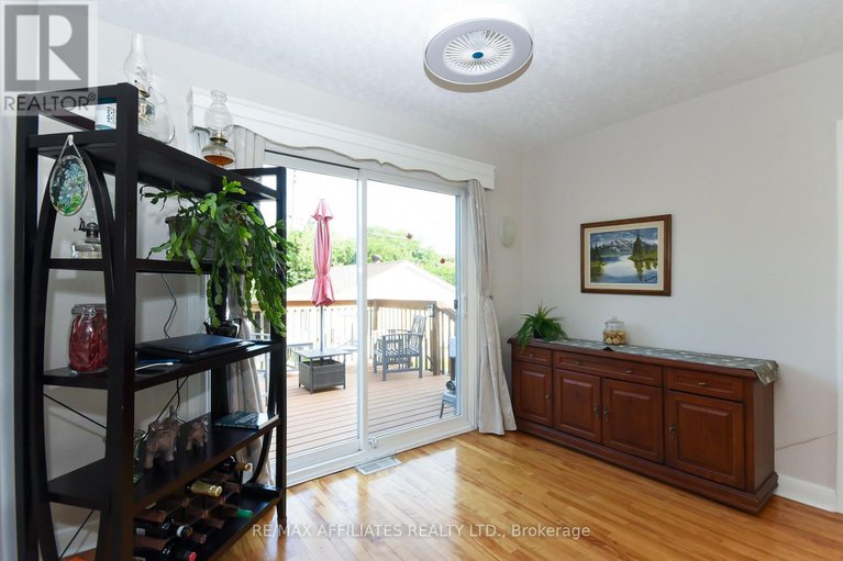 29123494/323-fullerton-avenue/overbrookcastle-heights/ottawa/ontario/K1K1K2_18