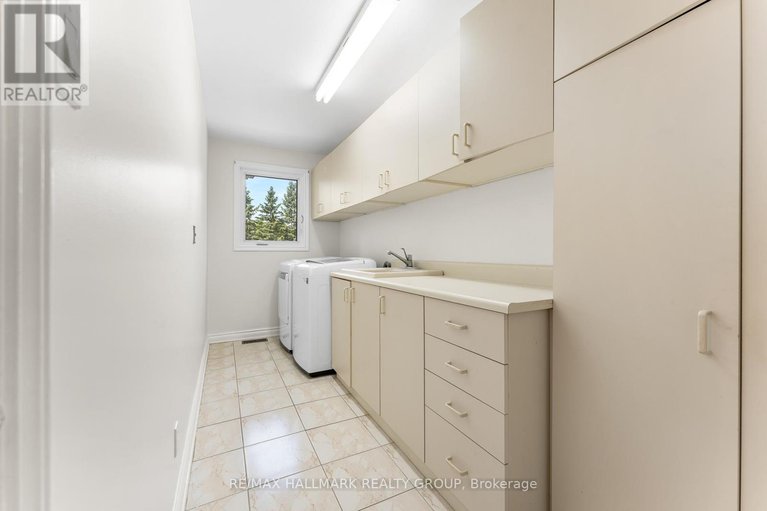28474229/5749-knights-drive/manotick-east-to-manotick-station/ottawa/ontario/K4M1K2_22