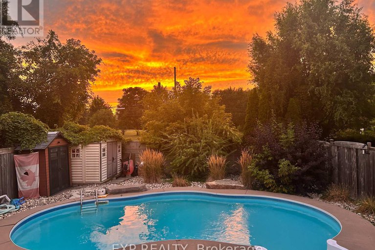 29392515/4466-shoreline-drive/riverside-southgloucester-glen/ottawa/ontario/K1V1R7_27