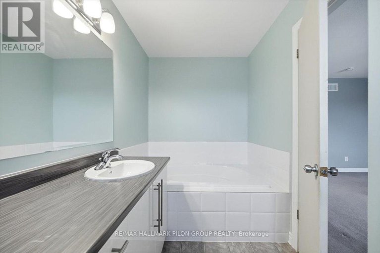 29233592/748-morningstar-way/mer-bleuebradley-estatesanderson-park/ottawa/ontario/K1W0G6_16