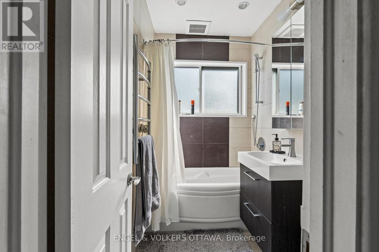 28350616/1372-ridgedale-street/emerald-woodssawmill-creek/ottawa/ontario/K1T1C5_17
