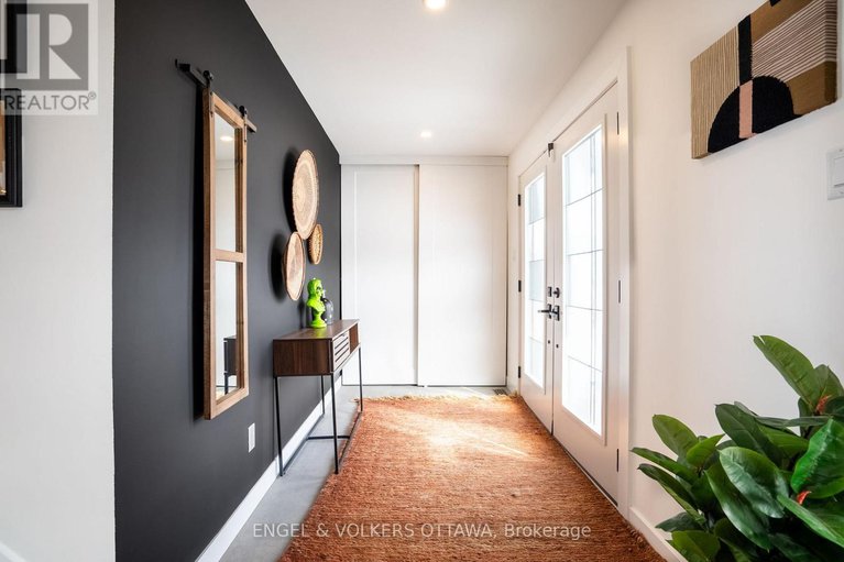 28458762/8-roselawn-court/craig-henrywoodvale/ottawa/ontario/K2G4J2_5