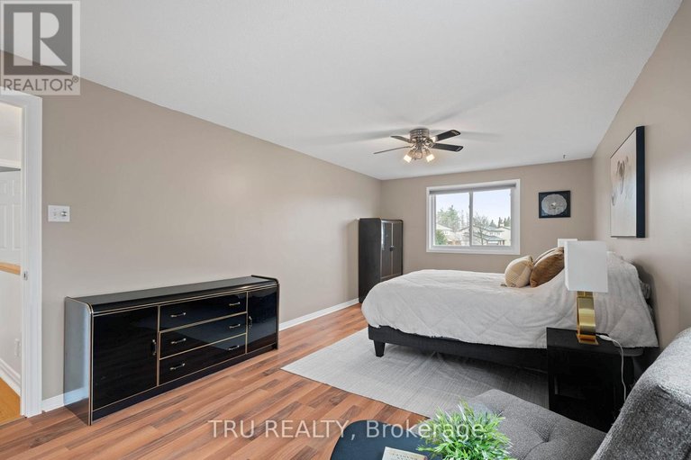 29611395/256-hoylake-crescent/bilberry-creekqueenswood-heights/ottawa/ontario/K1E2M8_25