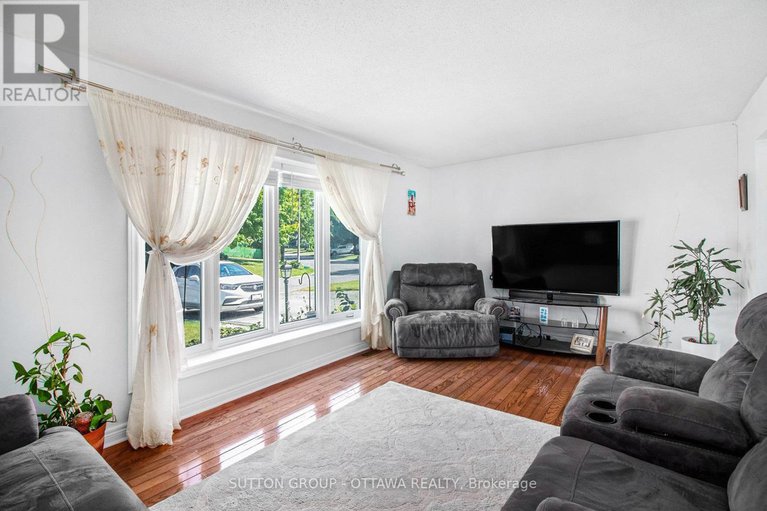 28564985/848-borland-drive/chatelaine-village/ottawa/ontario/K1E1X5_4