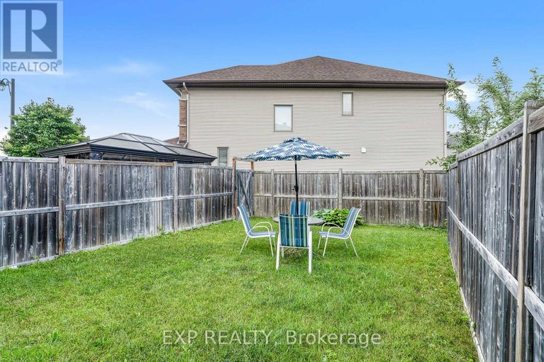 28589482/326-trailsedge-way/mer-bleuebradley-estatesanderson-park/ottawa/ontario/K1W0G6_27