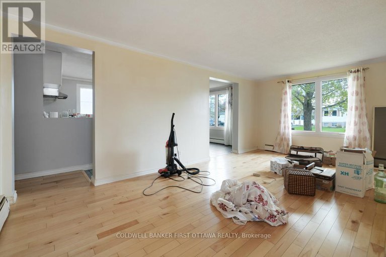 28322181/323-amiens-street/bilberry-creekqueenswood-heights/ottawa/ontario/K1E1N4_10