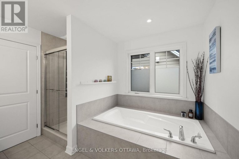 29623867/566-erinwoods-circle/stonebridge/ottawa/ontario/K2J5M8_25