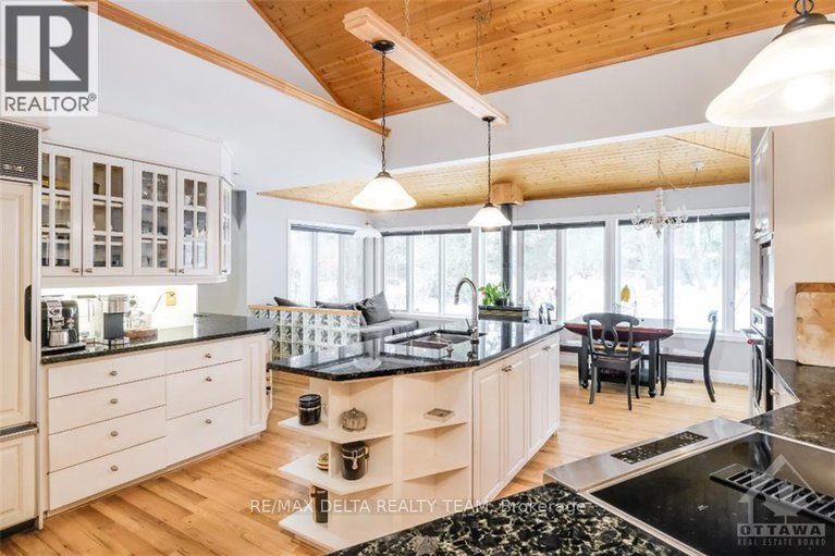 28495389/4-aleutian-road/bruce-farmgraham-parkqualicumbellands/ottawa/ontario/K2H7C8_11