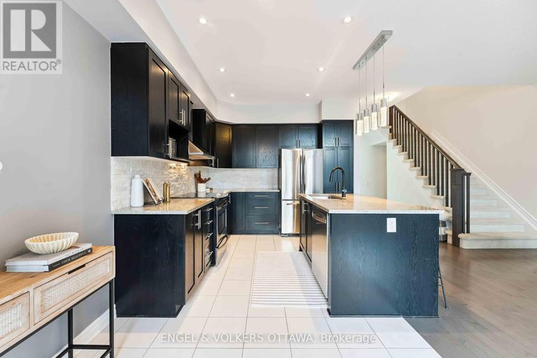 28594229/741-morningstar-way/mer-bleuebradley-estatesanderson-park/ottawa/ontario/K1W0G6_5