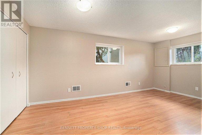 28985816/2606-egan-road/mooneys-bayriverside-park/ottawa/ontario/K1V8N1_14