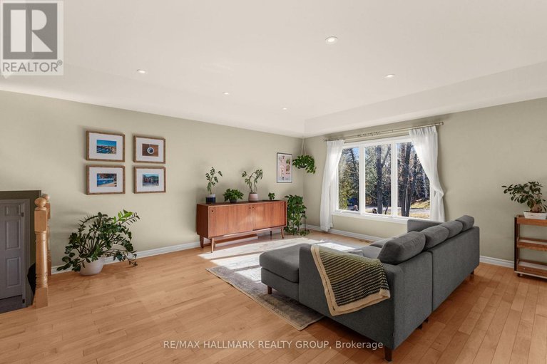 29050098/2605-pierrette-drive/cumberland-estates/ottawa/ontario/K4C1B6_8