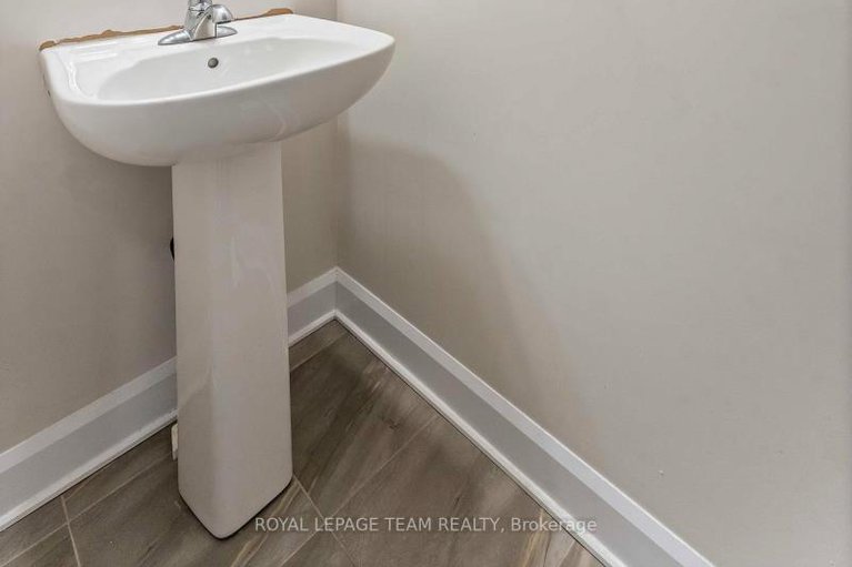 28414492/325-cosanti-drive/remainder-of-stittsville-area/ottawa/ontario/K2S2W6_18