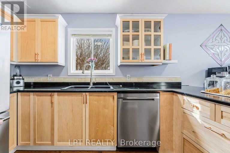 29289420/1549-senateurs-way/fallingbrookpineridge/ottawa/ontario/K4A4A2_8