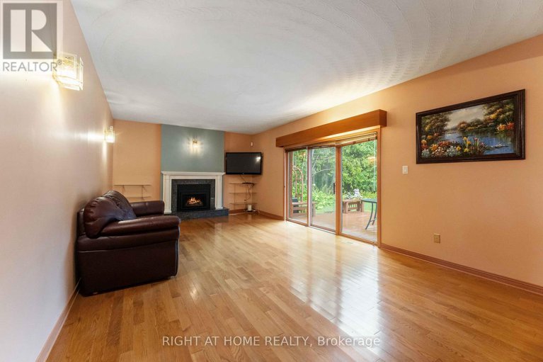 28765727/2-muirfield-gardens/cedar-hillorchard-estates/ottawa/ontario/K2R1B8_7