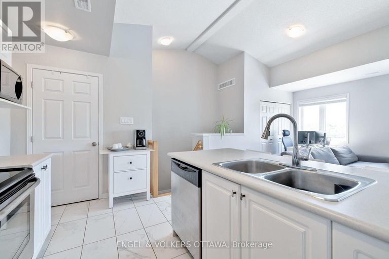28491799/4-44-sternes-private/springridgeeast-village/ottawa/ontario/K4A0X8_24