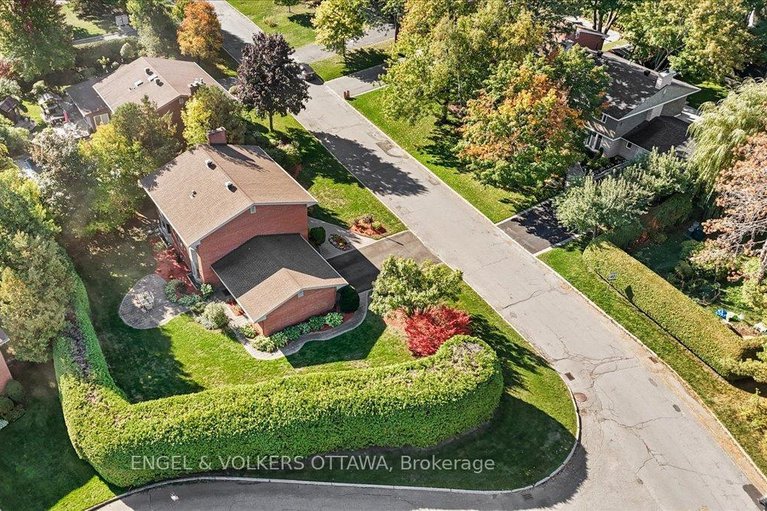 29548999/33-okanagan-drive/bruce-farmgraham-parkqualicumbellands/ottawa/ontario/K2H7E9_41