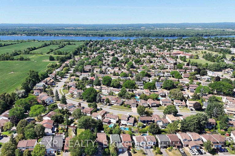28799326/6084a-vineyard-drive/convent-glen/ottawa/ontario/K1C2M5_46