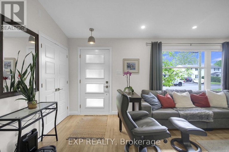 28339228/1447-maxime-street/pineview/ottawa/ontario/K1B4E7_3