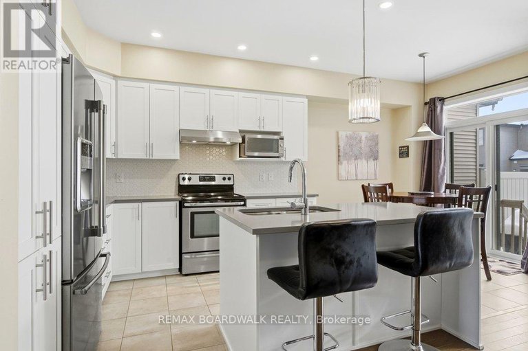 29343898/306-rainrock-crescent/mer-bleuebradley-estatesanderson-park/ottawa/ontario/K1W0J8_5