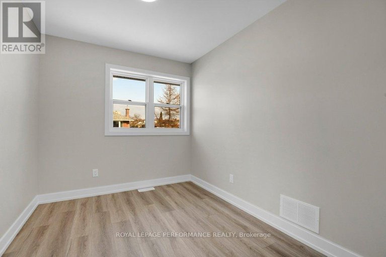 29470897/624-clarke-avenue/castle-heightsrideau-high/ottawa/ontario/K1K0Y7_24