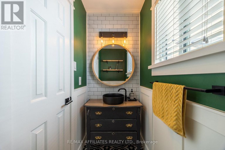 29083529/1687-tache-way/fallingbrookpineridge/ottawa/ontario/K4A2T5_12