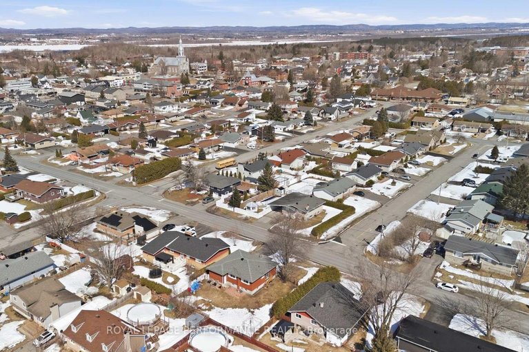 29528377/990-laviolette-street/town-of-rockland/clarence-rockland/ontario/K4K1B9_31