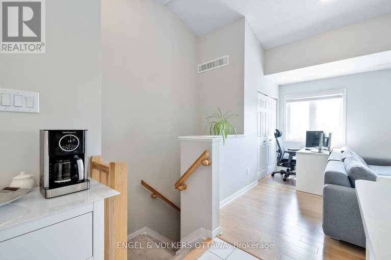 28491799/4-44-sternes-private/springridgeeast-village/ottawa/ontario/K4A0X8_9