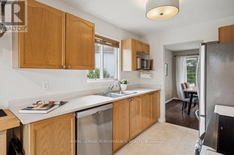 28591914/1869-hennessy-crescent/fallingbrookgardenway-south/ottawa/ontario/K4A3X8_14
