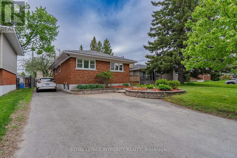 28557939/1695-gage-crescent-n/bel-air-heights/ottawa/ontario/K2C0Z7_1