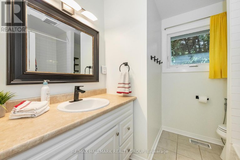 28909917/9-newbury-avenue/borden-farmstewart-farmcarleton-heightsparkwood-hills/ottawa/ontario/K2E6K7_20