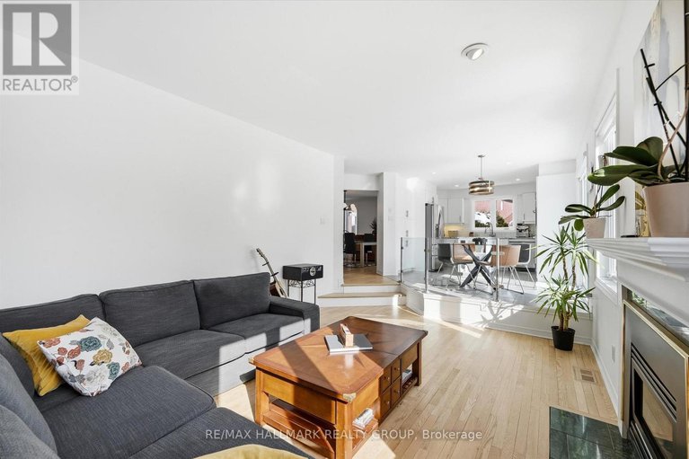 29425296/1660-country-walk-drive/chapel-hill/ottawa/ontario/K1C8E2_17