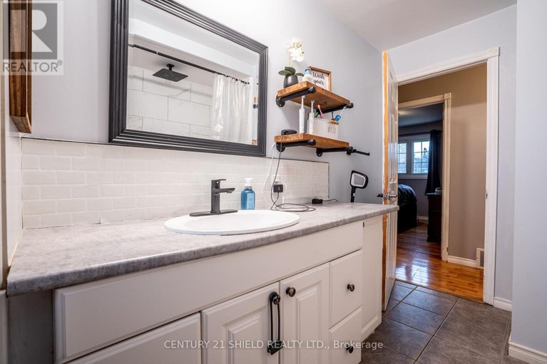 29555466/11-strachan-avenue/long-sault/south-stormont/ontario/K0C1P0_21