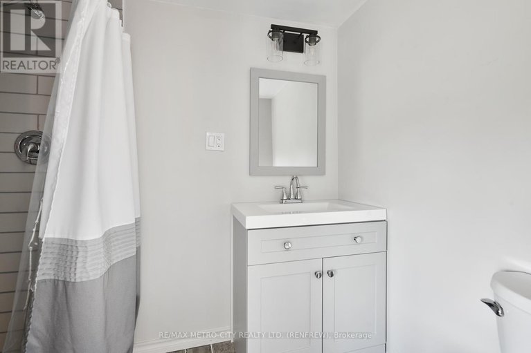 28293048/228-arnprior-avenue/renfrew/renfrew/ontario/K7V3A1_18