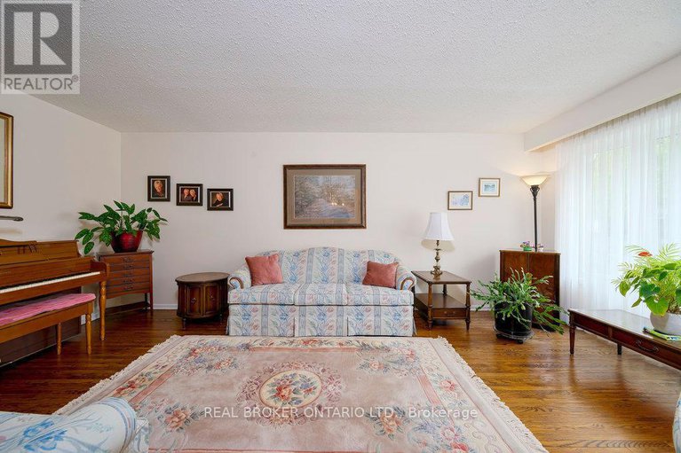 28522793/31-oakhurst-crescent/blackburn-hamlet/ottawa/ontario/K1B4A5_5