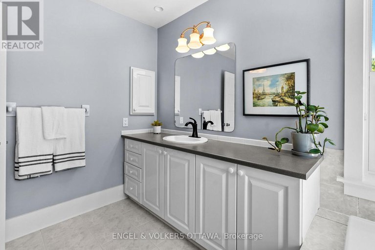 28946104/2139-blue-willow-crescent/orleans-village/ottawa/ontario/K1W1K5_23