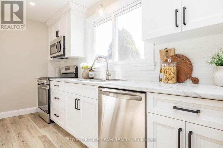 28975666/40-beach-avenue/iroquois/south-dundas/ontario/K0E1K0_17