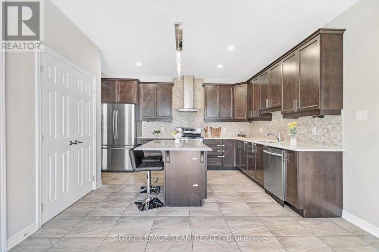 29516252/335-rue-des-soldats-riendeau-street/half-moon-bay/ottawa/ontario/K2J6H4_12