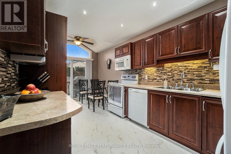 28558570/170-midsummer-terrace/queenswood-heights-south/ottawa/ontario/K1E3V6_3