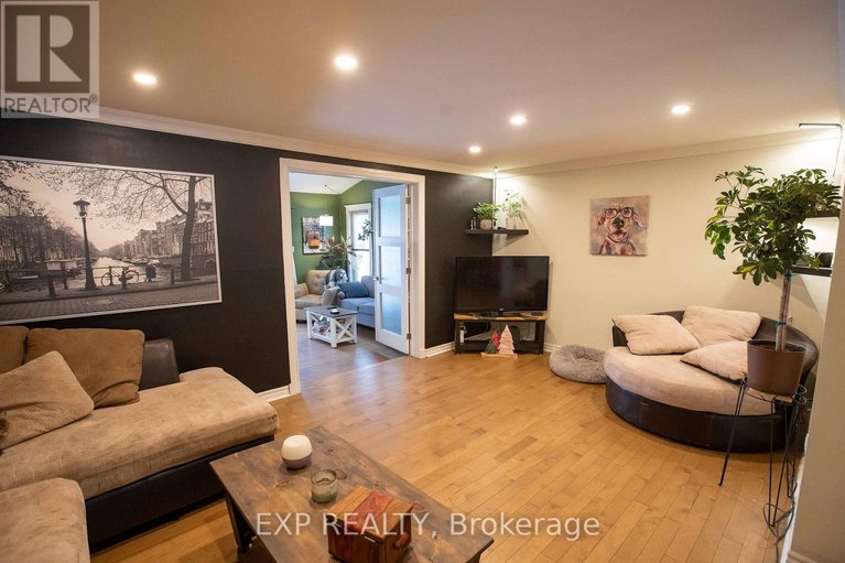 29609713/1108-grenoble-crescent/orleans-wood/ottawa/ontario/K1C2C6_9