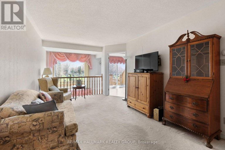 29650530/175-dunbarton-court/cardinal-glen/ottawa/ontario/K1K4L7_6