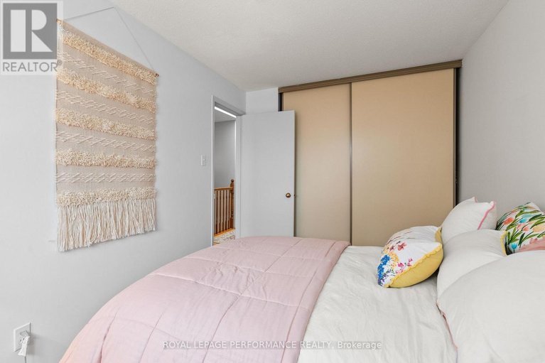 29485311/1126-millwood-court/convent-glen-north/ottawa/ontario/K1C3G1_26