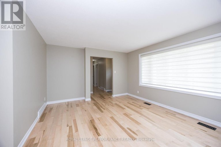 28604783/1398-jamison-avenue-s/bilberry-creekqueenswood-heights/ottawa/ontario/K1E1J5_10