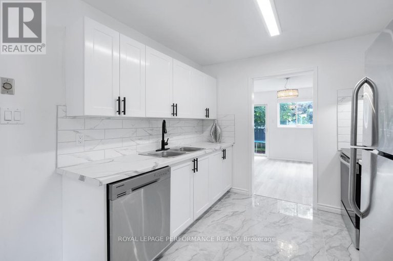 28601739/1416-caravel-crescent/bilberry-creekqueenswood-heights/ottawa/ontario/K1E3X4_13