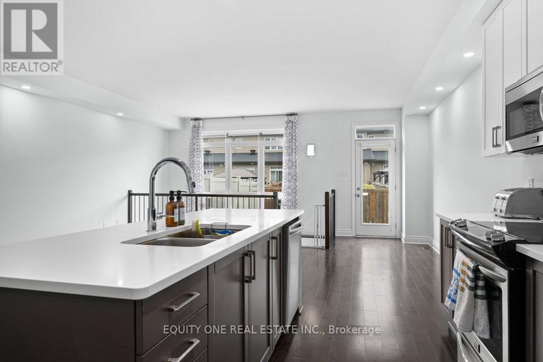 28348063/704-brian-good-avenue/riverside-southgloucester-glen/ottawa/ontario/K4M0C1_11